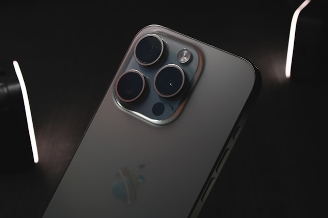 Iphone 16 pro con triple fotocamere